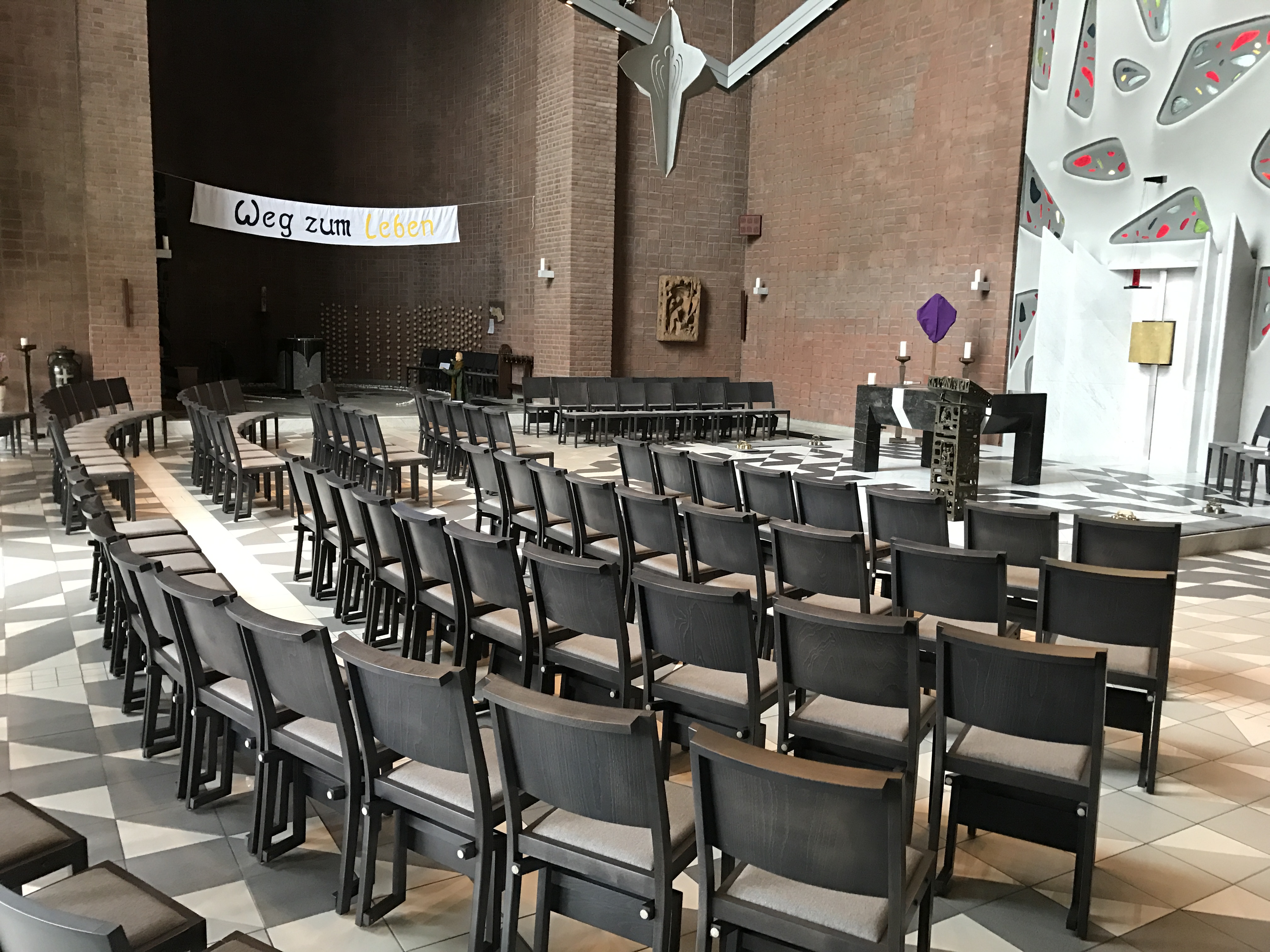 Grönemeyer Kirchenstühle | Thea in der Kirche St. Michael in Düsseldorf