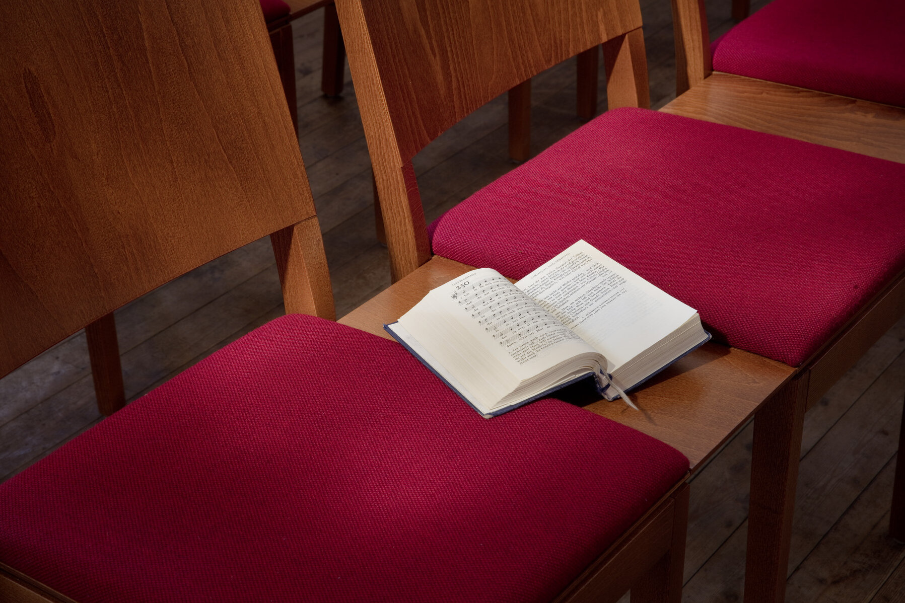 Grönemeyer Kirchenstühle | Thea | Reihenverbindung mit Ablage