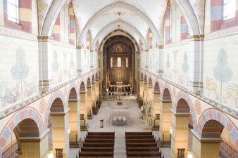 Grönemeyer Kirchenstühle | Julia im Kaiserdom zu Königslutter 
