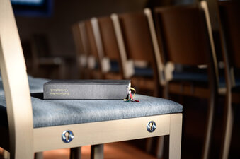 Grönemeyer Kirchenstühle | Thea in der St. Petri Kirche in Kirchlinteln | ©Philipp Schulze, Ebsdorf