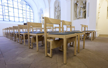 Grönemeyer Kirchenstühle | Lina im Dom zu Fulda | ©Philipp Schulze, Ebsdorf