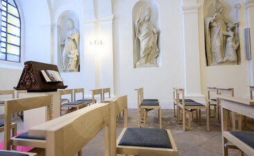 Grönemeyer Kirchenstühle | Lina im Dom zu Fulda | ©Philipp Schulze, Ebsdorf