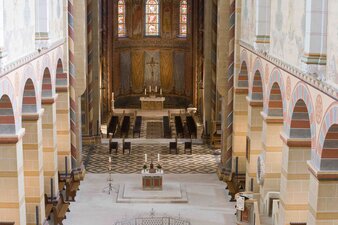 Grönemeyer Kirchenstühle | Julia im Kaiserdom zu Königslutter 