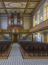 Grönemeyer Kirchenstühle | Julia in der Kirche St. Agnus Köthen