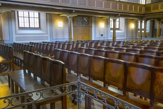 Grönemeyer Kirchenstühle | Julia in der Kirche St. Agnus Köthen