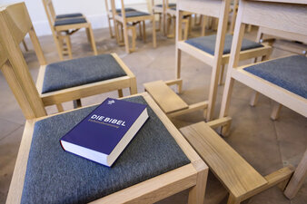Grönemeyer Kirchenstühle | Lina im Dom zu Fulda | ©Philipp Schulze, Ebsdorf