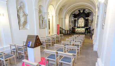 Grönemeyer Kirchenstühle | Lina im Dom zu Fulda | ©Philipp Schulze, Ebsdorf