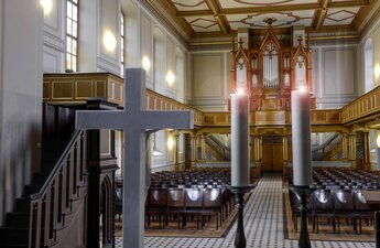 Grönemeyer Kirchenstühle | Julia in der Kirche St. Agnus Köthen