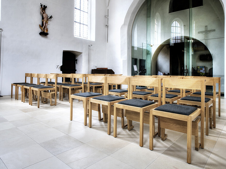 Grönemeyer Kirchenstühle | Lina in der Sebastianskapelle Schnittach 