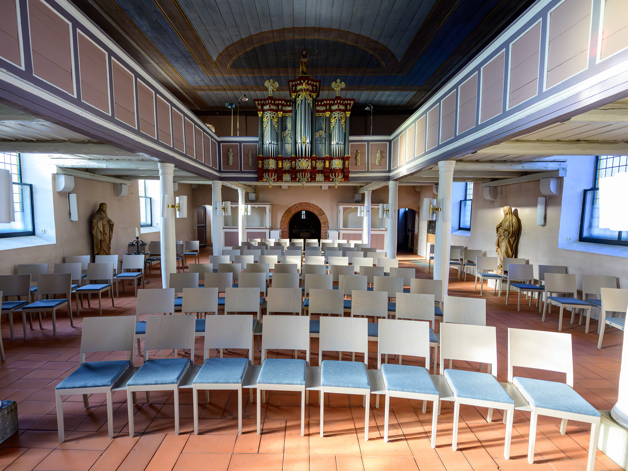 Grönemeyer Kirchenstühle | Thea in der St. Petri Kirche in Kirchlinteln | ©Philipp Schulze, Ebsdorf