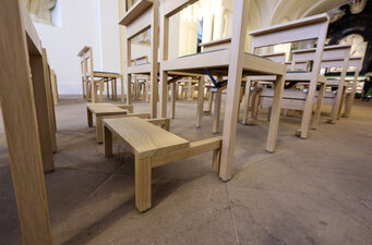 Grönemeyer Kirchenstühle | Lina im Dom zu Fulda | ©Philipp Schulze, Ebsdorf