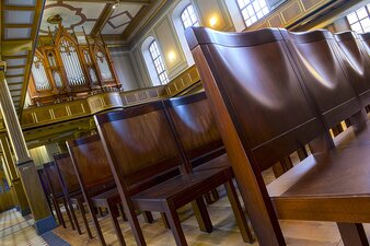 Grönemeyer Kirchenstühle | Julia in der Kirche St. Agnus Köthen