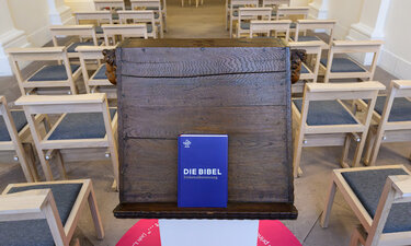 Grönemeyer Kirchenstühle | Lina im Dom zu Fulda | ©Philipp Schulze, Ebsdorf