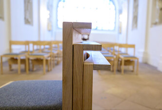 Grönemeyer Kirchenstühle | Lina im Dom zu Fulda | ©Philipp Schulze, Ebsdorf