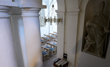 Grönemeyer Kirchenstühle | Lina im Dom zu Fulda | ©Philipp Schulze, Ebsdorf
