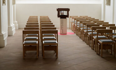 Grönemeyer Kirchenstühle | Lina im Dom zu Fulda | ©Philipp Schulze, Ebsdorf